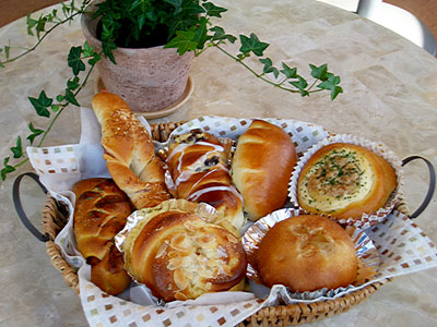 どんぐり村の手作りのパンをどうぞ♪